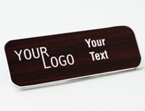 Name tag – engraved plastic Cherry / White – round corners – magnetic